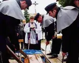 Msze za zmarłych po pogrzebie: Ile, jakie i za ile?
