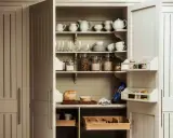 Praktische vorratsschrank ideen: Geschirr, Gläser, Lebensmittel in Gläsern und Brot sind ordentlich in einem offenen Schrank verstaut.