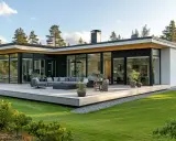 Modernt hus med stora fönster och en rymlig altan. Det platta taket ger huset en stilren och minimalistisk känsla.