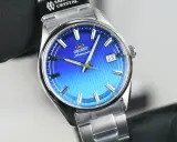 Orologio Orient automatico con quadrante blu sfumato, un modello che suscita ottime opinioni per il suo design.