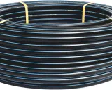 Rollo de tubería negra con líneas azules, mostrando la diferencia entre PE 40 y PE 100 para aplicaciones de agua.