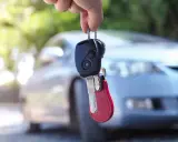 Kluczyki samochodowe wiszą na palcu. Czy to objawy uszkodzonego immobilizera? Auto nie odpala.
