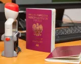 Gotowy paszport Polski i pieczątka czekają na wjazd do Bośni i Hercegowiny.