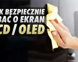 Dłoń czyści ekran telewizora LCD/OLED miękką ściereczką. Dowiedz się, czym czyścić monitor, by nie uszkodzić delikatnej powierzchni.