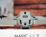 Graue e-id drohne, Mavic Air 2, mit zwei Kameras und Lüftungsschlitzen, steht auf einem Karton.