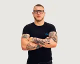 Kaen "Kim jestem": Pełny tekst, interpretacja i co kryje maska?