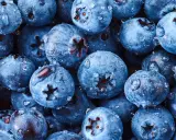 Frische Heidelbeeren mit Wassertropfen, bereit für süße Leckereien.