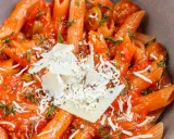 Penne w sosie pomidorowym z parmezanem i ziołami. Szybki obiad, jeden z 1000 pomysłów na obiad w 15 minut.