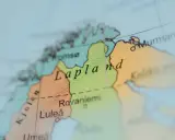 Mapa pokazuje, gdzie jest Laponia, z zaznaczonymi miastami jak Rovaniemi i Murmańsk.