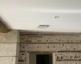 Un nouveau VMC est installé au plafond. Combien de temps pour changer une VMC ? Cela dépend de l'accès et du modèle.
