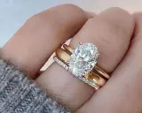 Un solitario anello con diamante ovale, simbolo di un amore eterno e prezioso, adorna un dito.
