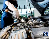 Mecánico revisa el motor de un coche con un manómetro. ¿Qué motor lleva mi coche?