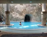 Woda w basenie jaskiniowym zachęca do relaksu. Sprawdź eger baseny cennik i zaplanuj wizytę!