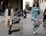 Due donne sfoggiano un look elegante con anfibi: una con cappotto maculato e minigonna, l'altra con abito floreale e stivali bianchi.
