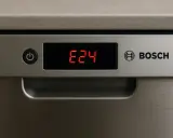 Wyświetlacz zmywarki Bosch pokazuje błąd E24. Dowiedz się, jak wypompować wodę ze zmywarki, gdy wystąpi ten problem.