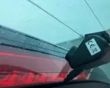 Kamera samochodowa z naklejką CE, przymocowana do tylnej szyby. Dowiedz się, jak odkleić kamerę z szyby, gdy zajdzie taka potrzeba.