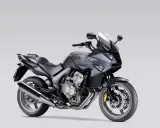 Szary motocykl Honda CBF 600, zgrabny i sportowy, idealny dla osób szukających komfortu i odpowiedniej wysokości siedzenia.