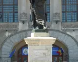 Pomnik Ovidiusza, rzymskiego poety, autora sztuki kochania, przed budynkiem Muzeum Historii Narodowej i Archeologii w Konstancy.