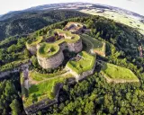 Forteca Srebrna Góra, jedno z mało znanych miejsc na Dolnym Śląsku, majestatycznie wznosi się wśród zielonych wzgórz.