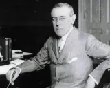 Woodrow Wilson, der den 14-Punkte-Plan zur Friedenssicherung nach dem Ersten Weltkrieg entwickelte, sitzt an seinem Schreibtisch.