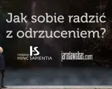 Mężczyzna patrzy na napis "Jak sobie radzić z odrzuceniem?". Dowiedz się, jak sobie poradzić z odrzuceniem przez kobietę.