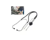 Un mecánico usa un estetoscopio mecánico para diagnosticar ruidos en un motor.