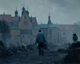 Mężczyzna z walizką idzie w stronę zamku, na pierwszym planie kruk na pniu.
