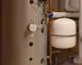 Zbiornik i naczynie przeponowe, gdzie montujemy naczynie przeponowe, to kluczowe elementy instalacji grzewczej.