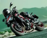 Motociclista con casco y equipo protector inclinado en una curva cerrada, pidiendo permiso a.