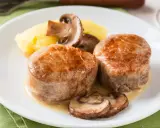 Dwa medaliony z polędwicy wieprzowej z pieczarkami i puree ziemniaczanym. Idealny polędwica wieprzowa przepis na obiad.