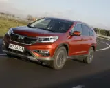 Pomarańczowy Honda CR-V 1.6 diesel na zakręcie drogi. Czy to początek honda cr-v 1.6 diesel usterki?
