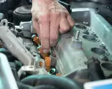 Mecánico instala inyectores. El ruido traqueteo motor diésel podría ser por esto.