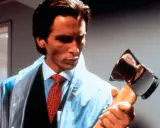 Patrick Bateman, den amerikanska psyko, håller en yxa.