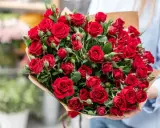 Bukiet czerwonych róż, symbolizujących miłość i namiętność. 12 róż znaczenie to idealny prezent dla ukochanej osoby.