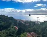 Seilbahn über Monte Madeira mit Blick auf das Meer und die Stadt.