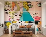 Ściana ozdobiona kolażem w stylu pop art, przedstawiającym fragmenty komiksowych scen z romantycznymi parami i zbliżeniami na twarze.