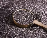 Łyżka pełna nasion chia, idealnych do dodania do jogurtu, owsianki czy smoothie. Nasiona chia na co dzień dla zdrowia.