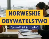 Kobieta pracuje nad dokumentami, aby uzyskać obywatelstwo norweskie. Na biurku flaga Norwegii.