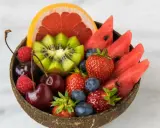 Un bol de fruits frais : fraises, myrtilles, cerises, kiwi, pastèque et pamplemousse. Un délice pour un régime fruit, combien de kilos perdu ?