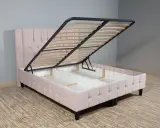 Cama canapé rosa con somier elevable, ideal para almacenar. La diferencia entre canapé y somier es el espacio de almacenamiento oculto.