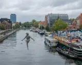 Bydgoszcz oferuje nietypowe atrakcje, jak rzeźba na linie nad Brdą, statki wycieczkowe i zabytkowa zabudowa.