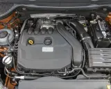 Silnik 1.9 TDI 105 KM z widocznym filtrem powietrza, akumulatorem i zbiorniczkiem płynu chłodniczego.