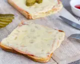 Zwei überbackene Scheiben Brot mit Schinken und Käse, dazu Gewürzgurken. Eine Karlsbader Schnitte, perfekt für den kleinen Hunger.