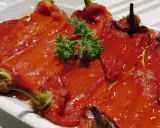 Pimientos asados en freidora de aire, tiernos y jugosos, servidos en una bandeja con perejil fresco.