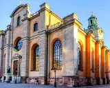 St. Nicholas' Church, Stockholm Cathedral, med sin imponerande fasad och torn, badar i solljus.