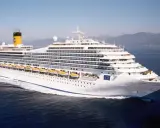 Costa Fortuna, nave da crociera costruita nel 2003, solca le acque blu con la sua imponente sagoma.