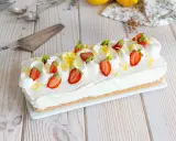 Cheesecake citron facile rapide, garni de fraises fraîches et de zestes de citron. Un délice crémeux et acidulé.