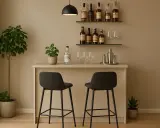 Elegante angolo bar con bottiglie di liquori, bicchieri, shaker e due sgabelli.
