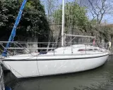 Voilier blanc amarré, prêt pour l'aventure. Fiche technique Jeanneau Aquila à découvrir.