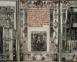En illustration från Saxo Grammaticus verk, med en kung och riddare i centrum, omgiven av dekorativa element och text.